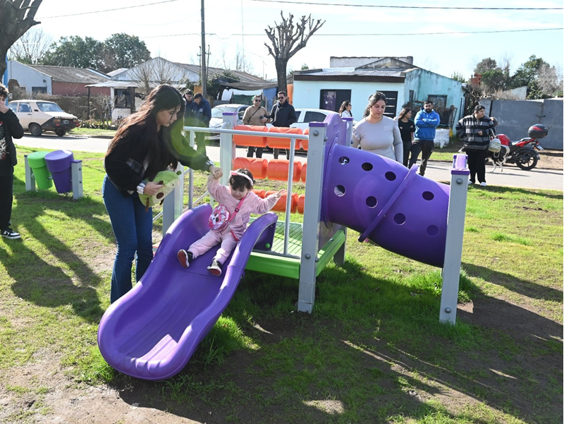 Un refugio de primera infancia con tubo de gateo