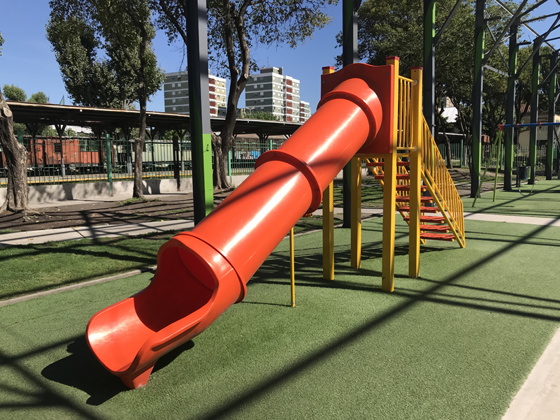 Tobogán tubo grande